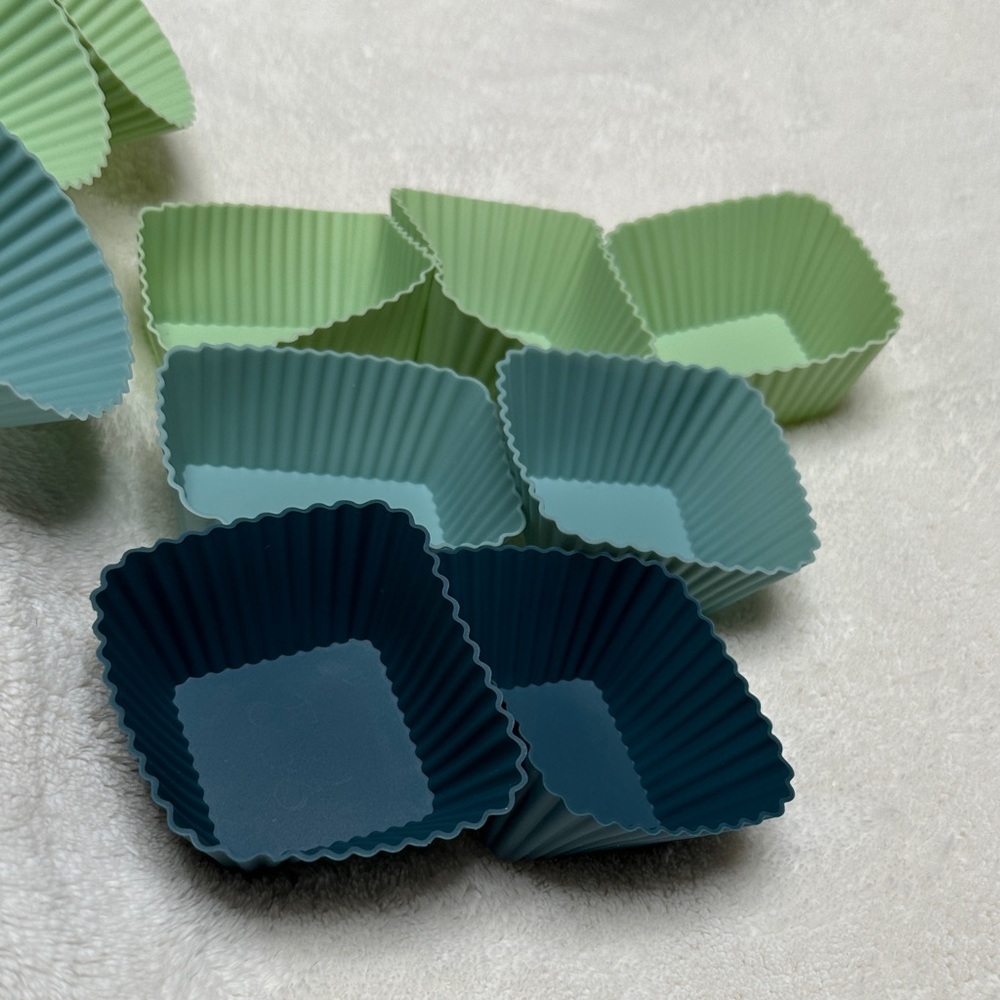 Set of 10 Silicone Bento Box or Baking Cups in Green and Blue Varied Sizes EUC - Picture 6 of 11